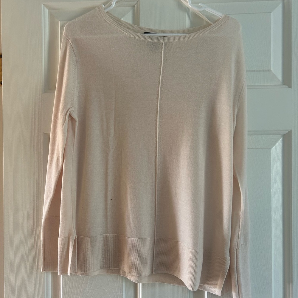 Banana Republic cream sweater. Longer length. Great condition. Medium.